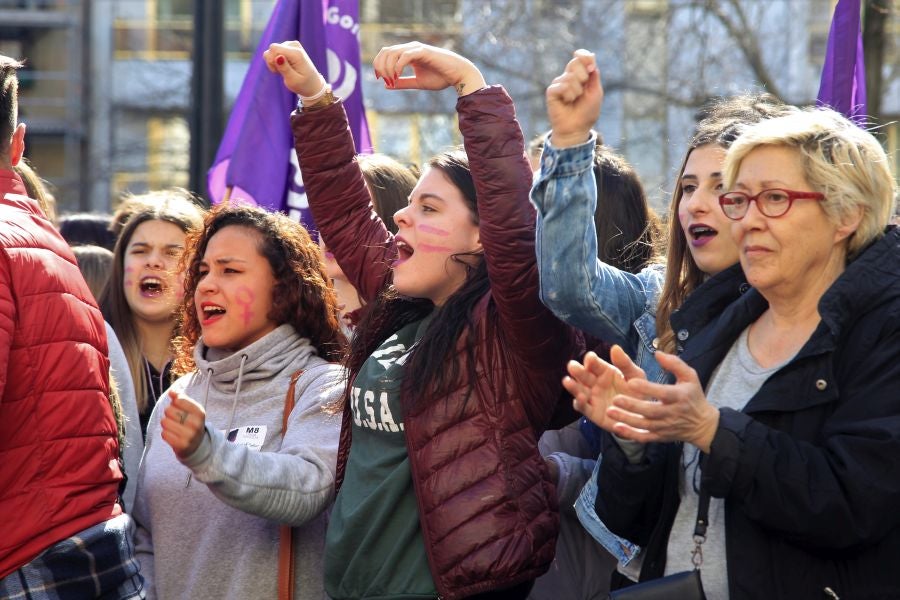Miles de personas se han concentrado este mediodía en el Boulevard de San Sebastián en uno de los muchos actos reivindicativos que se sucederán a lo largo de este 8-M. 