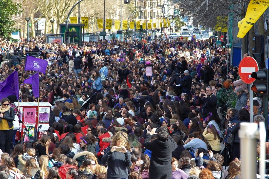 Miles de personas se han concentrado este mediodía en el Boulevard de San Sebastián en uno de los muchos actos reivindicativos que se sucederán a lo largo de este 8-M. 