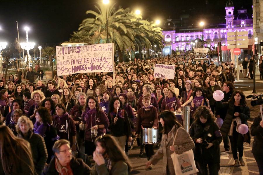 Miles de mujeres han salido a las calles de San Sebastián, Errenteria y otras localidades guipuzcoanas para pedir igualdad en una jornada calificada como histórica.