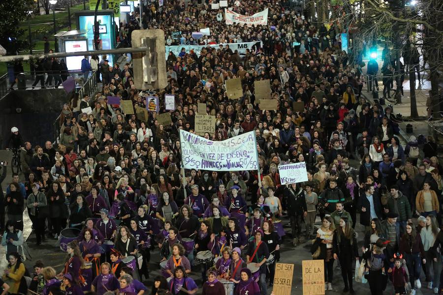 Miles de mujeres han salido a las calles de San Sebastián, Errenteria y otras localidades guipuzcoanas para pedir igualdad en una jornada calificada como histórica.