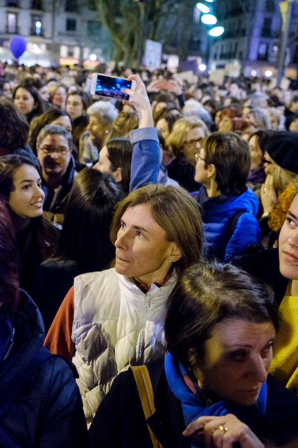 Miles de mujeres han salido a las calles de San Sebastián, Errenteria y otras localidades guipuzcoanas para pedir igualdad en una jornada calificada como histórica.