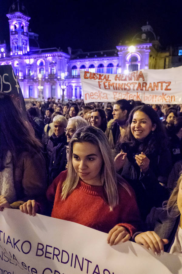 Miles de mujeres han salido a las calles de San Sebastián, Errenteria y otras localidades guipuzcoanas para pedir igualdad en una jornada calificada como histórica.