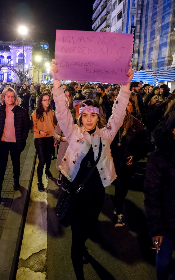 Miles de mujeres han salido a las calles de San Sebastián, Errenteria y otras localidades guipuzcoanas para pedir igualdad en una jornada calificada como histórica.