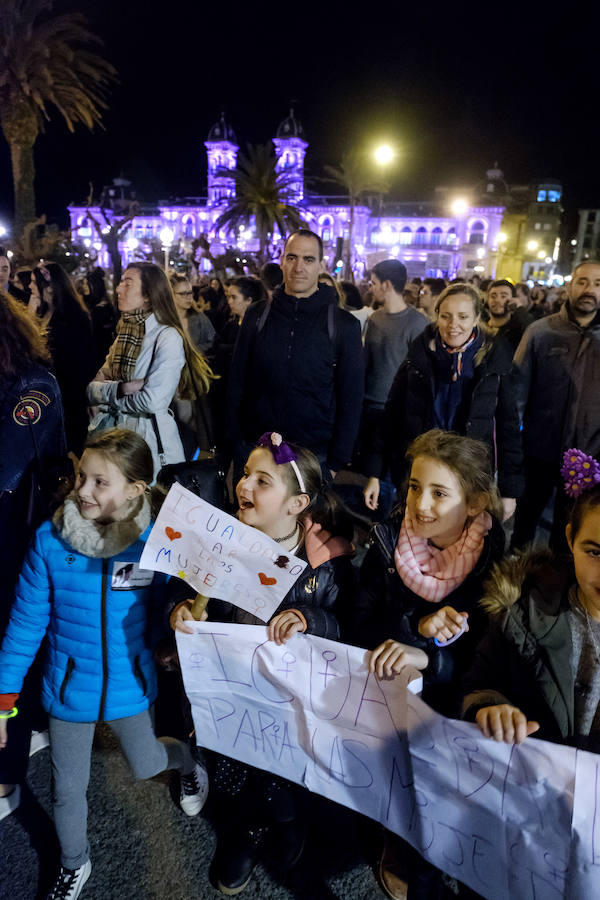 Miles de mujeres han salido a las calles de San Sebastián, Errenteria y otras localidades guipuzcoanas para pedir igualdad en una jornada calificada como histórica.