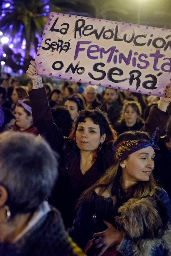 Miles de mujeres han salido a las calles de San Sebastián, Errenteria y otras localidades guipuzcoanas para pedir igualdad en una jornada calificada como histórica.