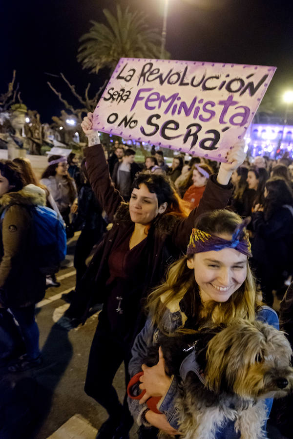 Miles de mujeres han salido a las calles de San Sebastián, Errenteria y otras localidades guipuzcoanas para pedir igualdad en una jornada calificada como histórica.
