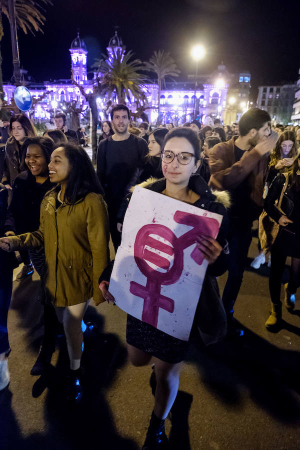 Miles de mujeres han salido a las calles de San Sebastián, Errenteria y otras localidades guipuzcoanas para pedir igualdad en una jornada calificada como histórica.