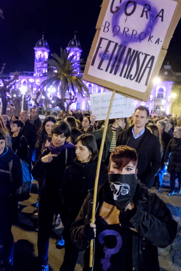 Miles de mujeres han salido a las calles de San Sebastián, Errenteria y otras localidades guipuzcoanas para pedir igualdad en una jornada calificada como histórica.