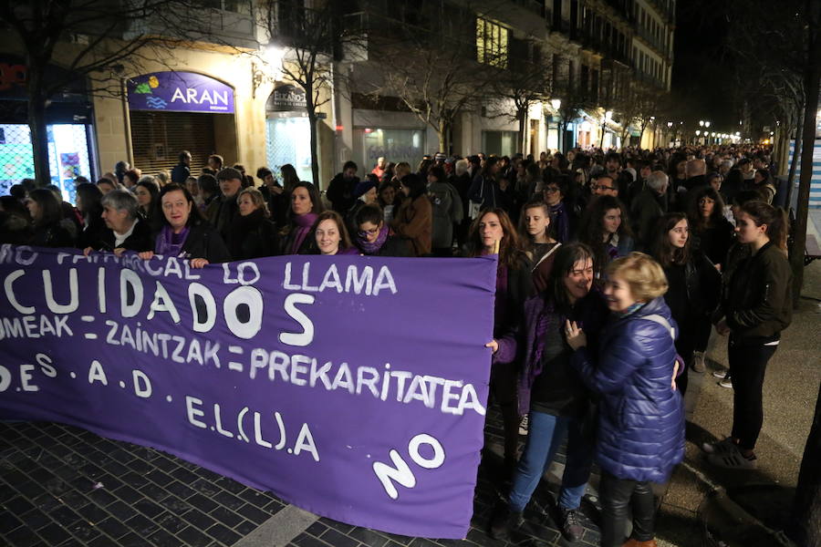 Miles de mujeres han salido a las calles de San Sebastián, Errenteria y otras localidades guipuzcoanas para pedir igualdad en una jornada calificada como histórica.