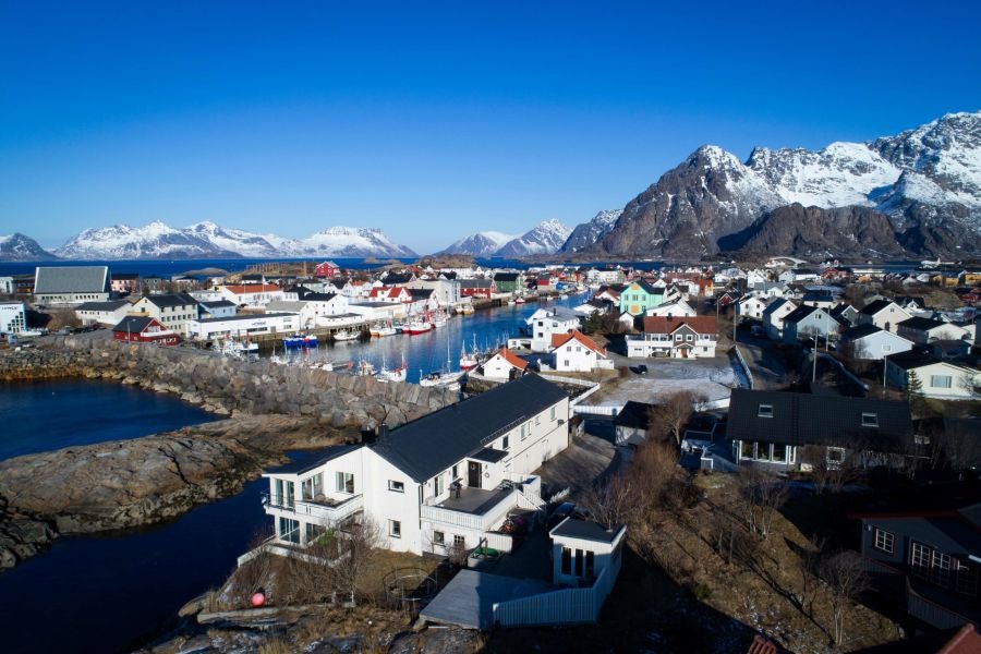 Los pescadores de Henningsvaer, al norte de Noruega, dentro del Círculo Polar Ártico, se jactan de pescar uno de los bacalaos más preciados. Tras pescarlos los cuelgan de altas mesas de madera para dejarlos secar al aire libre durante seis meses.