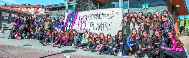 Mucha juventud entre las mujeres que se concentraron ante la estación de Euskotren para acudir a la manifestación de Donostia.  