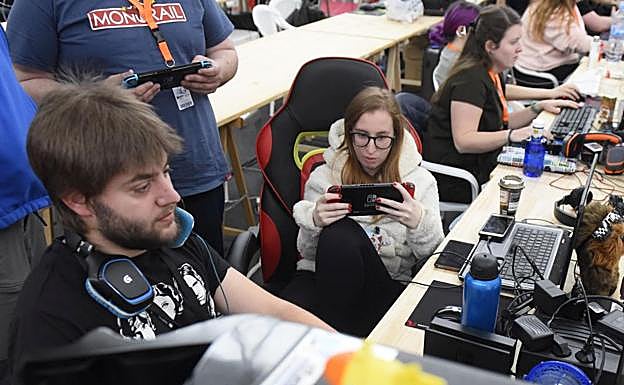 Participantes en el polideportivo Usabal