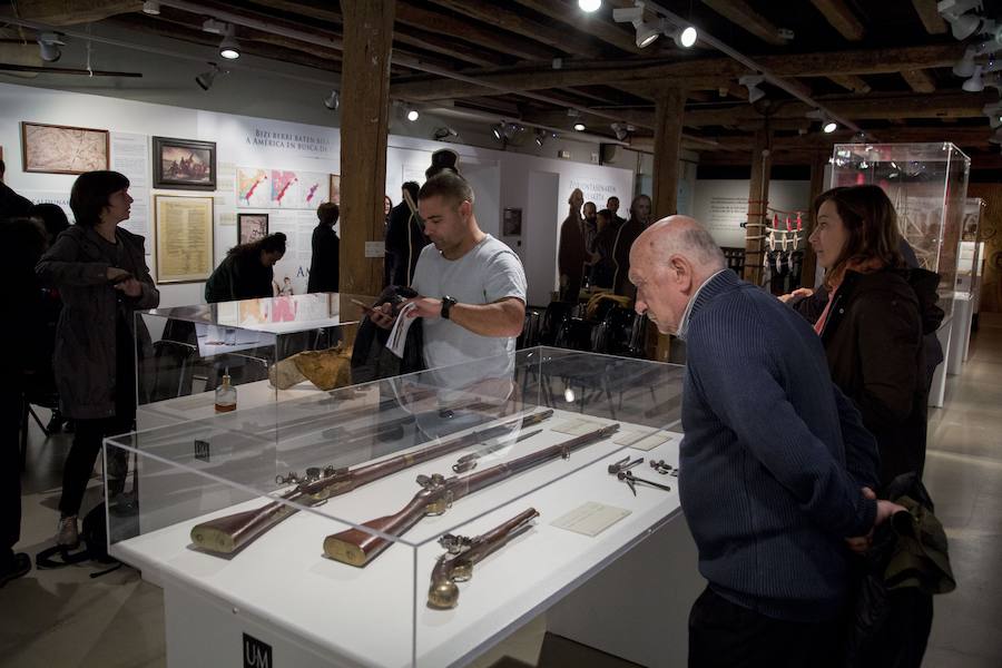 El Museo Naval de San Sebastián acoge, hasta el 30 de septiembre, la exposición temporal 'La búsqueda de la felicidad. La aportación vasca a la independencia de Estados Unidos. En la muestra se pueden ver diversos objetos, maquetas, armas, documentos y abundante material gráfico de época, tanto originales como reproducciones. 