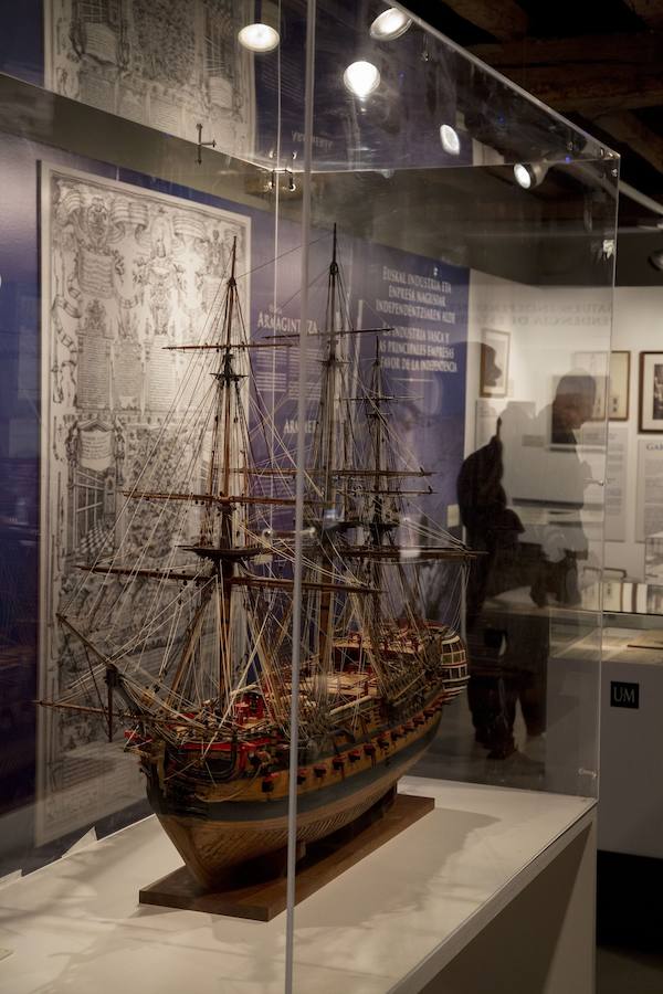 El Museo Naval de San Sebastián acoge, hasta el 30 de septiembre, la exposición temporal 'La búsqueda de la felicidad. La aportación vasca a la independencia de Estados Unidos. En la muestra se pueden ver diversos objetos, maquetas, armas, documentos y abundante material gráfico de época, tanto originales como reproducciones. 