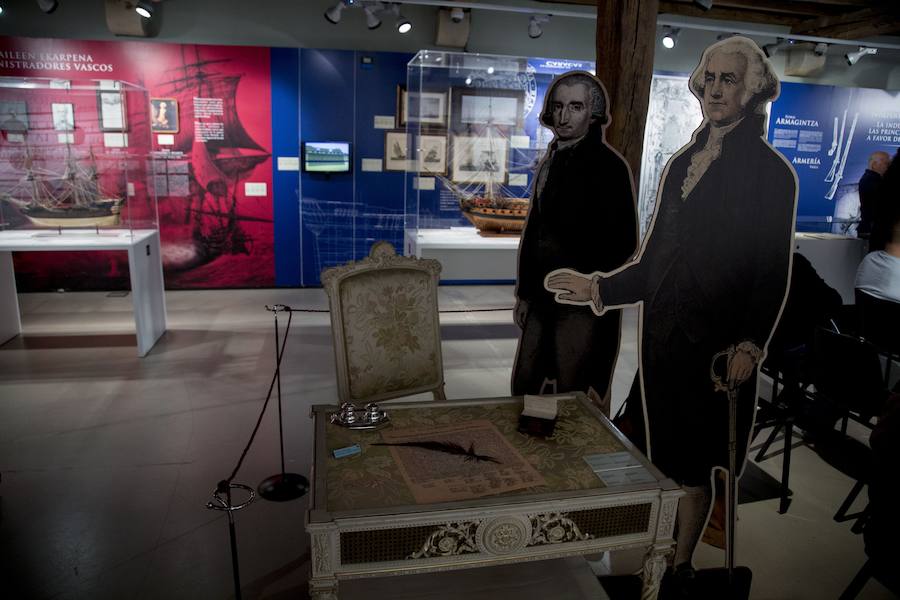 El Museo Naval de San Sebastián acoge, hasta el 30 de septiembre, la exposición temporal 'La búsqueda de la felicidad. La aportación vasca a la independencia de Estados Unidos. En la muestra se pueden ver diversos objetos, maquetas, armas, documentos y abundante material gráfico de época, tanto originales como reproducciones. 