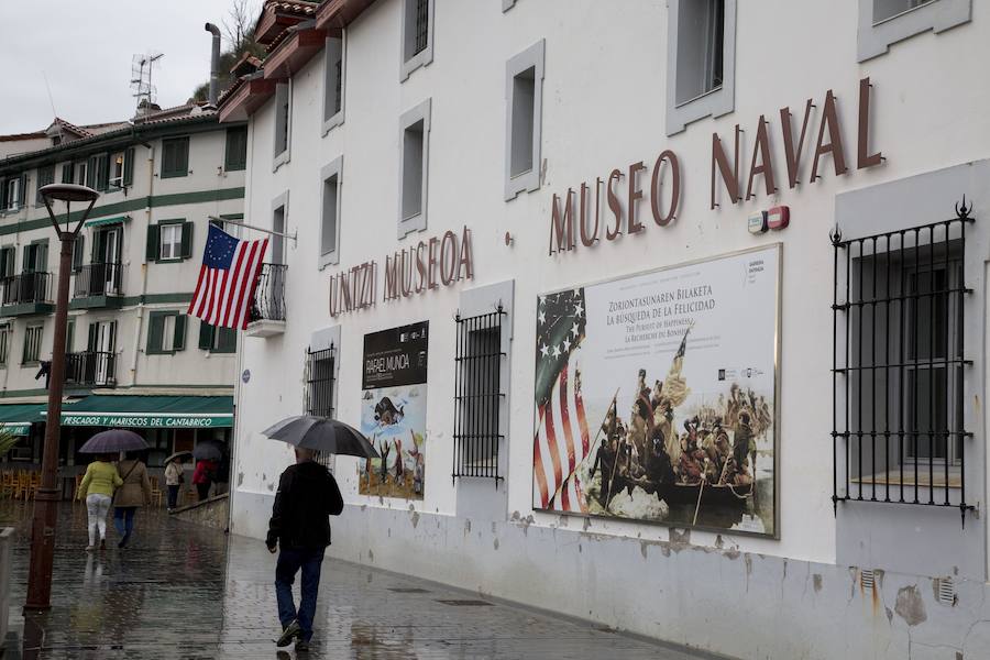 El Museo Naval de San Sebastián acoge, hasta el 30 de septiembre, la exposición temporal 'La búsqueda de la felicidad. La aportación vasca a la independencia de Estados Unidos. En la muestra se pueden ver diversos objetos, maquetas, armas, documentos y abundante material gráfico de época, tanto originales como reproducciones. 