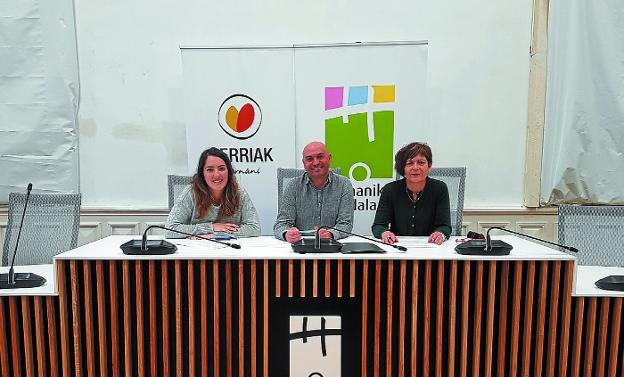 Marta Zulaika, Luis Intxauspe y Merche Jiménez en el acto de ayer en la sala de Plenos. 