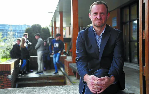 Asier Minondo, en el campus de Donostia de la Universidad de Deusto.