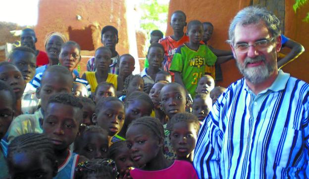 El párroco Joxan Larrañaga, fundador de Mali Alkartasuna, en la última visita que realizó al país africano.