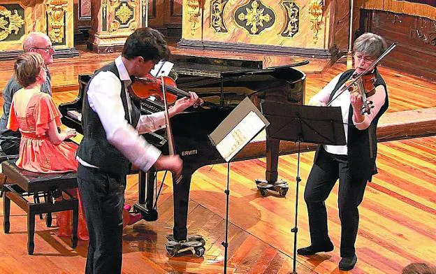 El violinista Jonathan Mesonero, durante un concierto con la profesora Raffaela Acela.