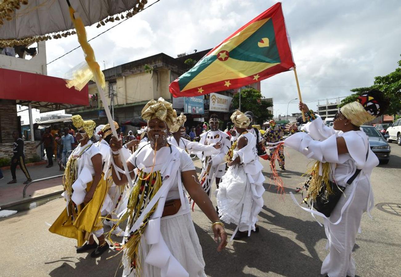 Vestidos de Zulus, y demás trajes tradicionales, las gentes toman las calles de Abidjan, en Costa de Márfil, durante el festival Masa (African Performing Arts Market). Desfile creado en 1993 para facilitar el acceso de artistas africanos al mercado internacional de Arte. 