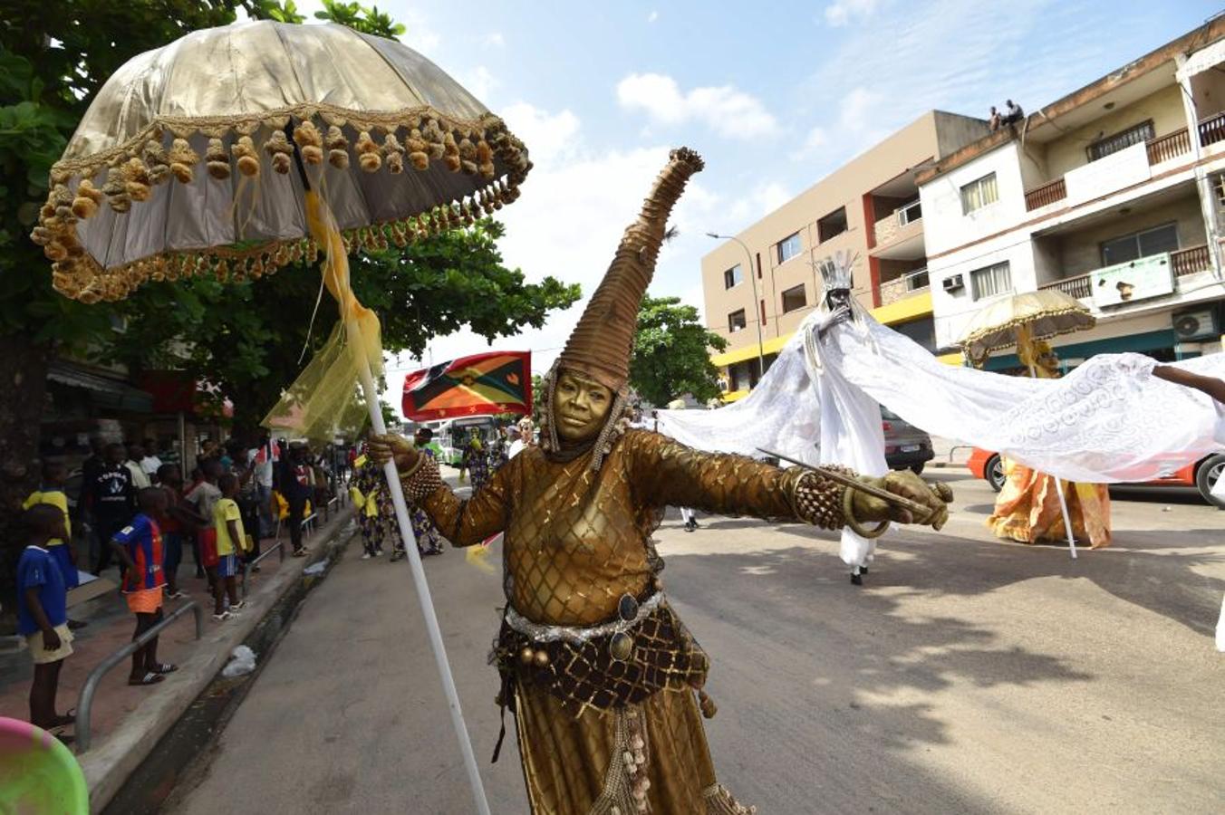 Vestidos de Zulus, y demás trajes tradicionales, las gentes toman las calles de Abidjan, en Costa de Márfil, durante el festival Masa (African Performing Arts Market). Desfile creado en 1993 para facilitar el acceso de artistas africanos al mercado internacional de Arte. 