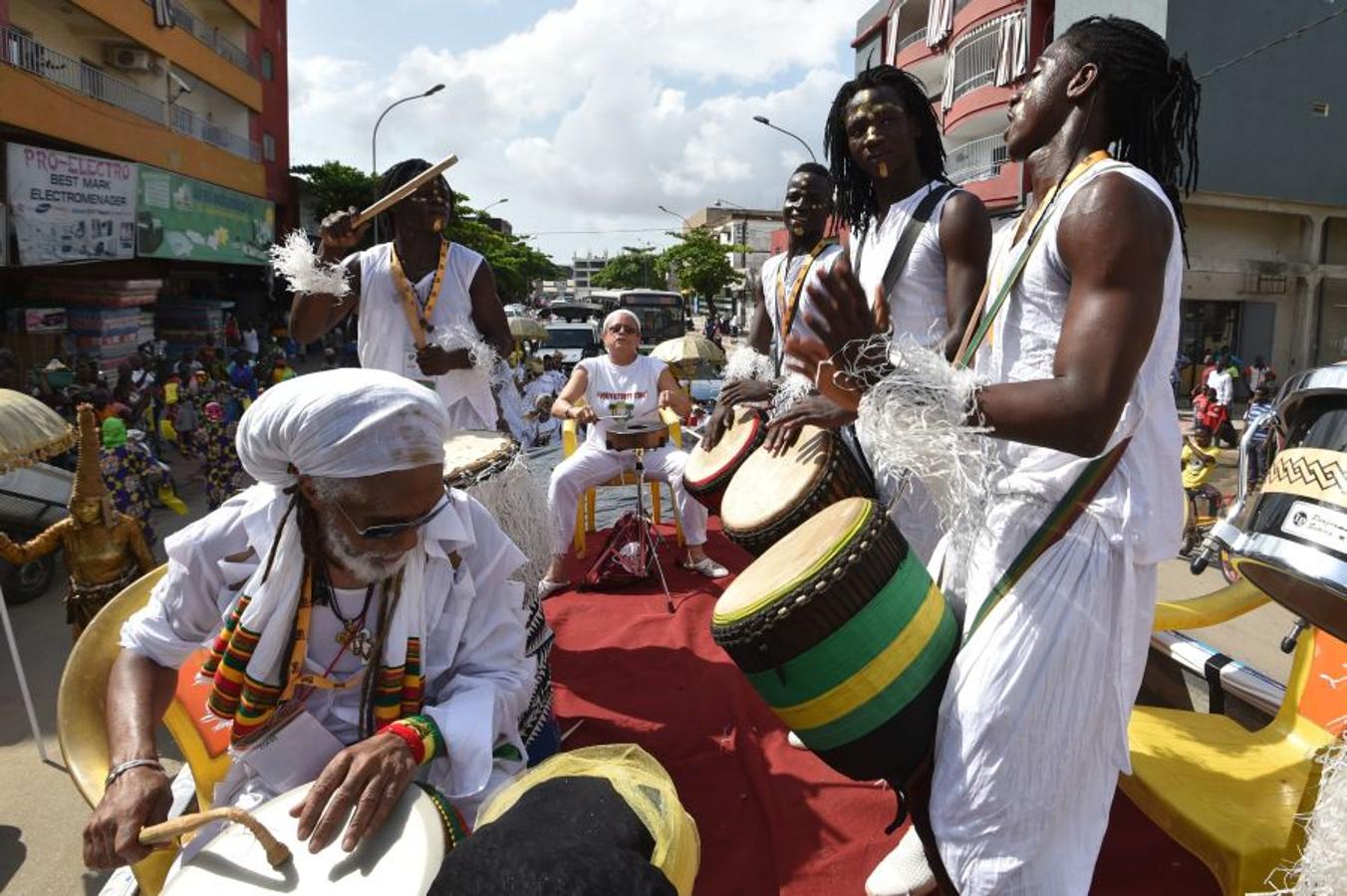 Vestidos de Zulus, y demás trajes tradicionales, las gentes toman las calles de Abidjan, en Costa de Márfil, durante el festival Masa (African Performing Arts Market). Desfile creado en 1993 para facilitar el acceso de artistas africanos al mercado internacional de Arte. 