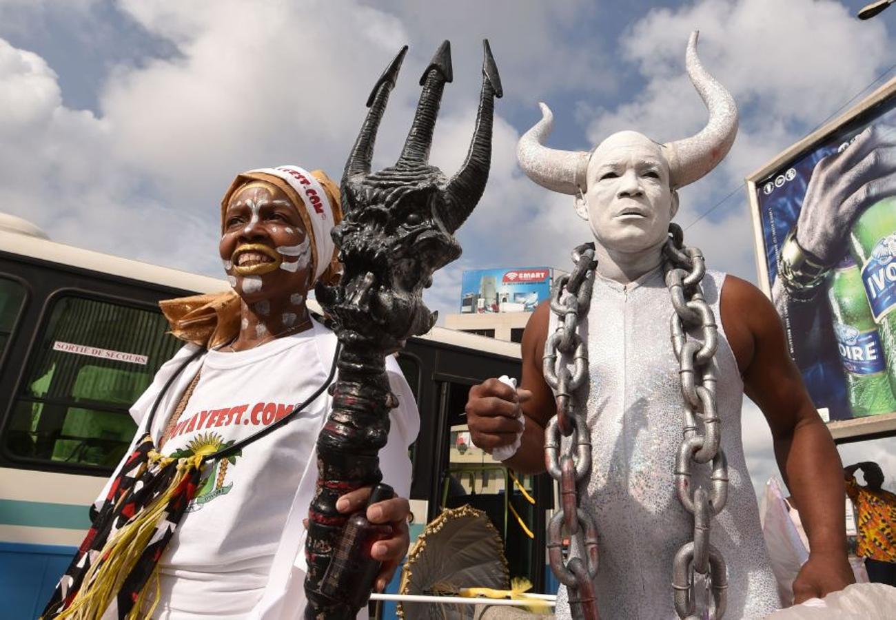 Vestidos de Zulus, y demás trajes tradicionales, las gentes toman las calles de Abidjan, en Costa de Márfil, durante el festival Masa (African Performing Arts Market). Desfile creado en 1993 para facilitar el acceso de artistas africanos al mercado internacional de Arte. 