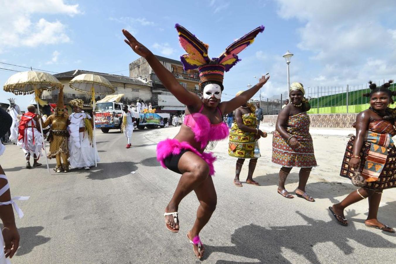 Vestidos de Zulus, y demás trajes tradicionales, las gentes toman las calles de Abidjan, en Costa de Márfil, durante el festival Masa (African Performing Arts Market). Desfile creado en 1993 para facilitar el acceso de artistas africanos al mercado internacional de Arte. 