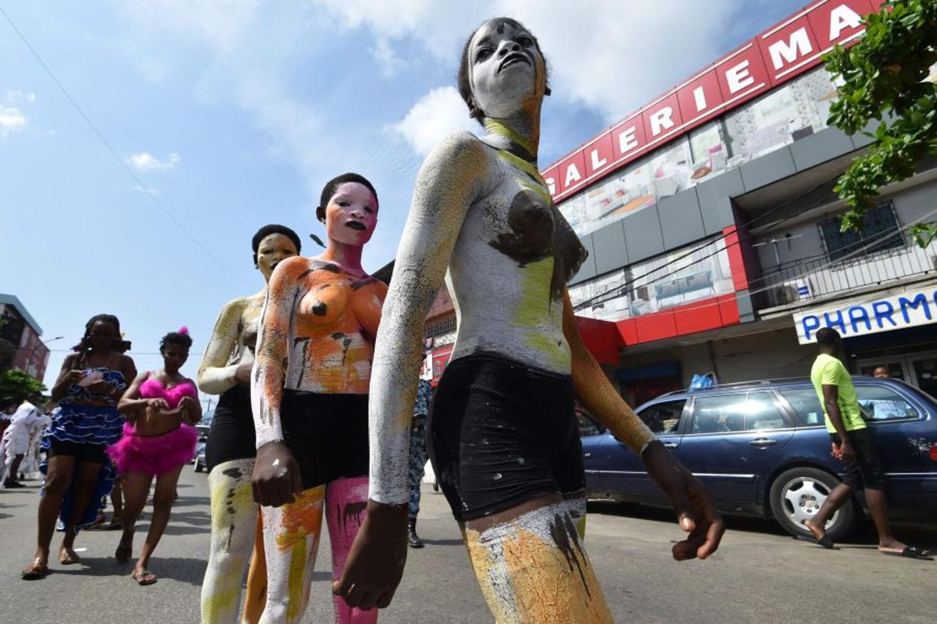 Vestidos de Zulus, y demás trajes tradicionales, las gentes toman las calles de Abidjan, en Costa de Márfil, durante el festival Masa (African Performing Arts Market). Desfile creado en 1993 para facilitar el acceso de artistas africanos al mercado internacional de Arte. 