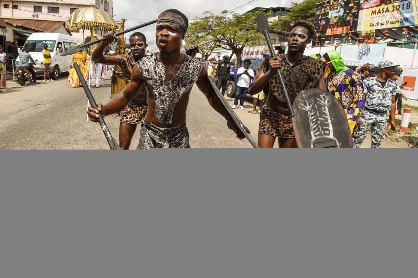 Vestidos de Zulus, y demás trajes tradicionales, las gentes toman las calles de Abidjan, en Costa de Márfil, durante el festival Masa (African Performing Arts Market). Desfile creado en 1993 para facilitar el acceso de artistas africanos al mercado internacional de Arte. 