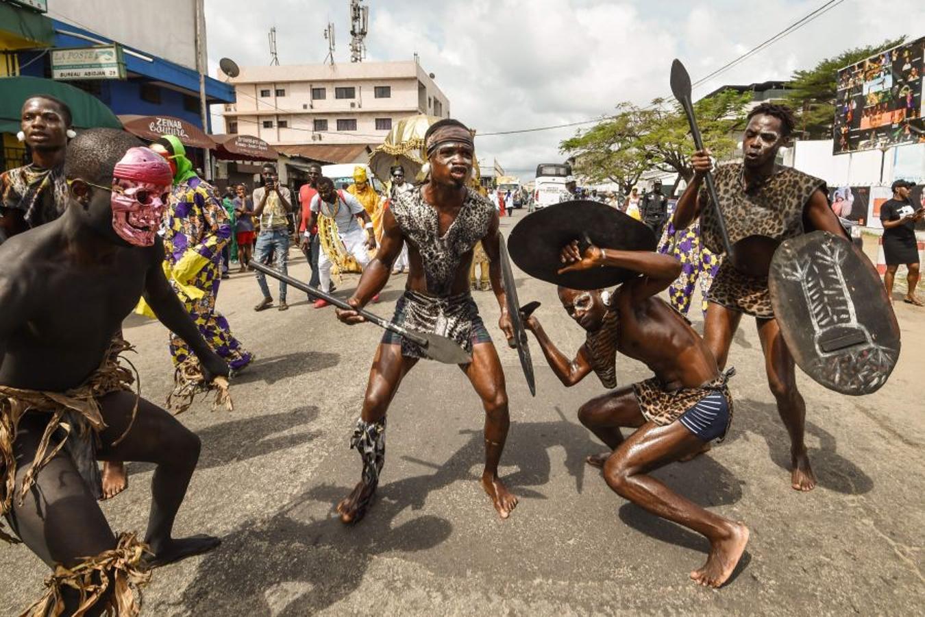 Vestidos de Zulus, y demás trajes tradicionales, las gentes toman las calles de Abidjan, en Costa de Márfil, durante el festival Masa (African Performing Arts Market). Desfile creado en 1993 para facilitar el acceso de artistas africanos al mercado internacional de Arte. 