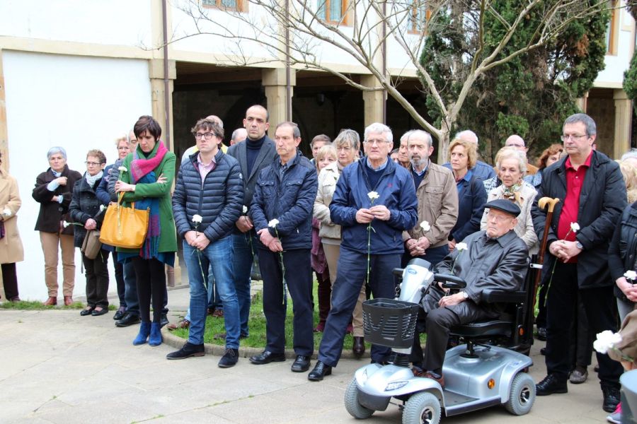 Los municipios guipuzcoanos de Zarautz e Irun han rendido homenaje a las víctimas del terrorismo con motivo de la celebración del 14 aniversario de los atentados del 11 de marzo de 2004 en Madrid.