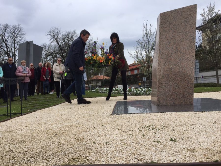Los municipios guipuzcoanos de Zarautz e Irun han rendido homenaje a las víctimas del terrorismo con motivo de la celebración del 14 aniversario de los atentados del 11 de marzo de 2004 en Madrid.