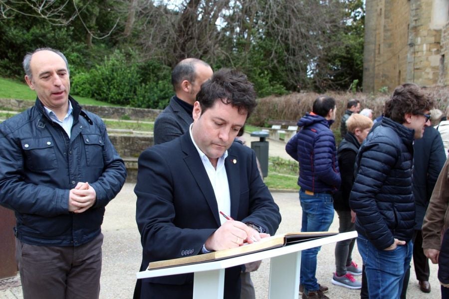 Los municipios guipuzcoanos de Zarautz e Irun han rendido homenaje a las víctimas del terrorismo con motivo de la celebración del 14 aniversario de los atentados del 11 de marzo de 2004 en Madrid.