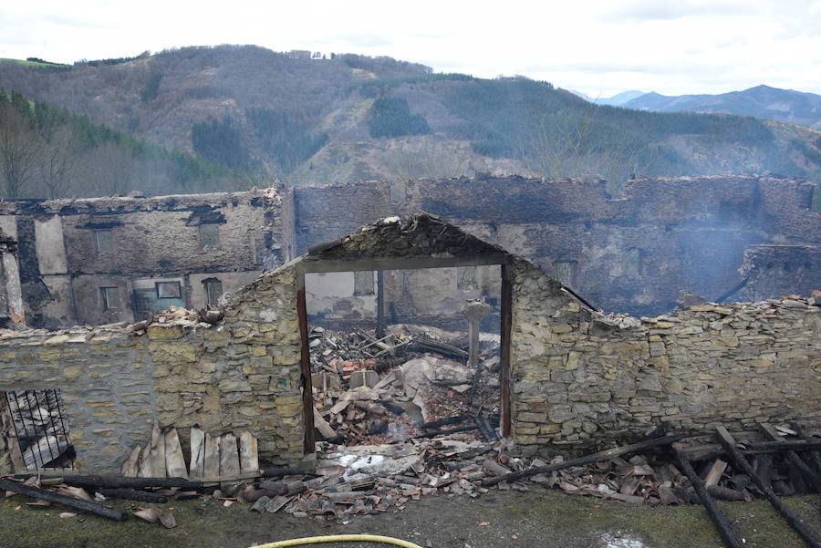 El fuego comenzó sobre las doce y media de la noche en la chimenea y el único ocupante ha resultado ileso.