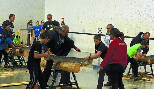 El equipo de Basaburua compitiendo en la modalidad de tronza. 