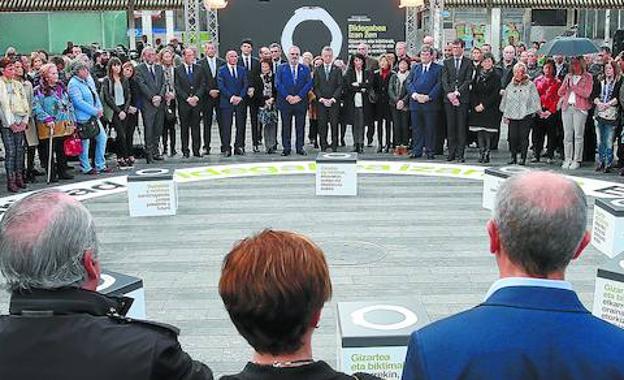 El lehendakari Urkullu encabezó la delegación del Gobierno Vasco y de las instituciones que rindieron homenaje a las víctimas del terrorismo ayer en Bilbao. 