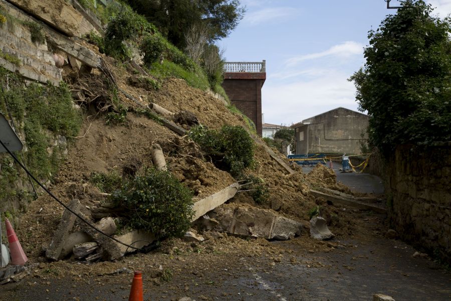 La lluvia caída este lunes ha impedido llevar a cabo las tareas de retirada de la tierra caída sobre la carretera, ya que la humedad ha reblandecido el terreno y existe riesgo de nuevos desprendimientos