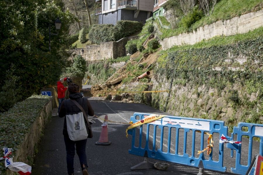 La lluvia caída este lunes ha impedido llevar a cabo las tareas de retirada de la tierra caída sobre la carretera, ya que la humedad ha reblandecido el terreno y existe riesgo de nuevos desprendimientos