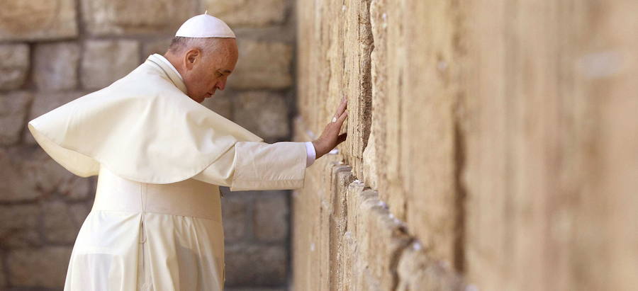 El Papa Francisco reza frente al Muro de las Lamentaciones, en Jerusalén, durante su viaje por Tierra Santa. 