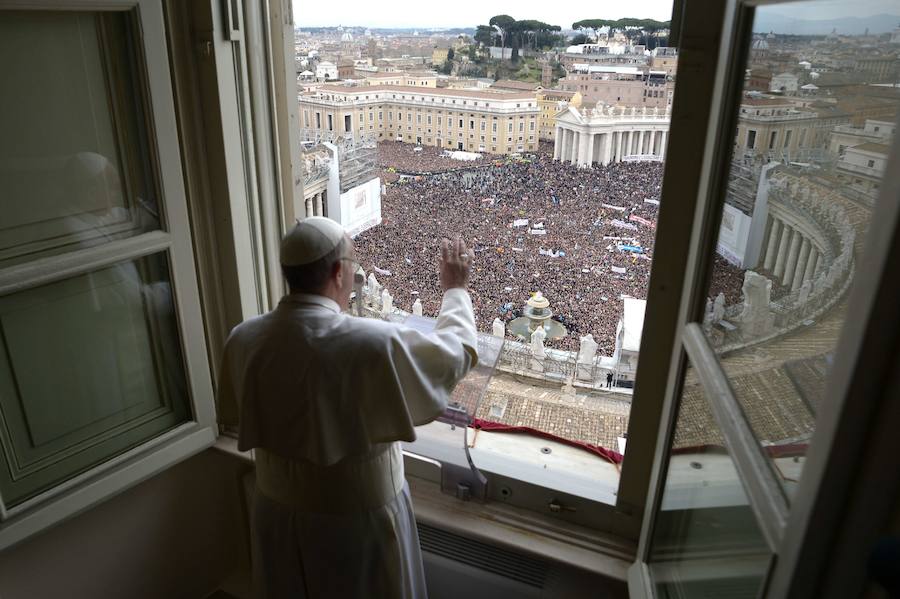 El Papa Francisco durante su primer Angelus tras haber sido elegido sumo pontífice. 