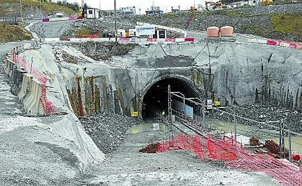 Boca del túnel de Gaintxurizketa, donde se está ampliando el gálibo, sin trabajadores. 