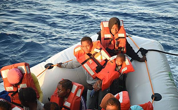 Migrantes rescatados en el Mediterráneo.