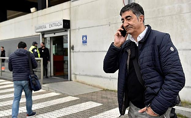 El secretario general de ERNE, Roberto Seijó, antes de entrar en la base de Erandio para reunirse con los responsables de Seguridad.