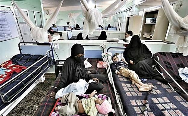 Menores sirios enfermos esperan junto sus madres a ser atendidos por Médicos Sin Fronteras.