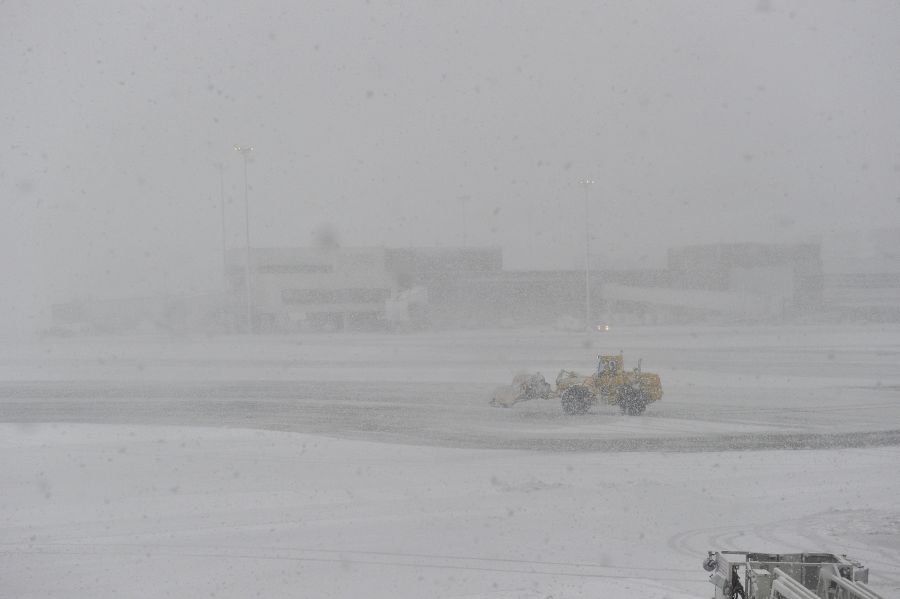 La tercera tormenta invernal de las últimas dos semanas azotó el martes el noreste de Estados Unidos con ventiscas y más de 30 centímetros de nieve en algunas partes, y ha dejado decenas de miles de casas y negocios sin electricidad. 