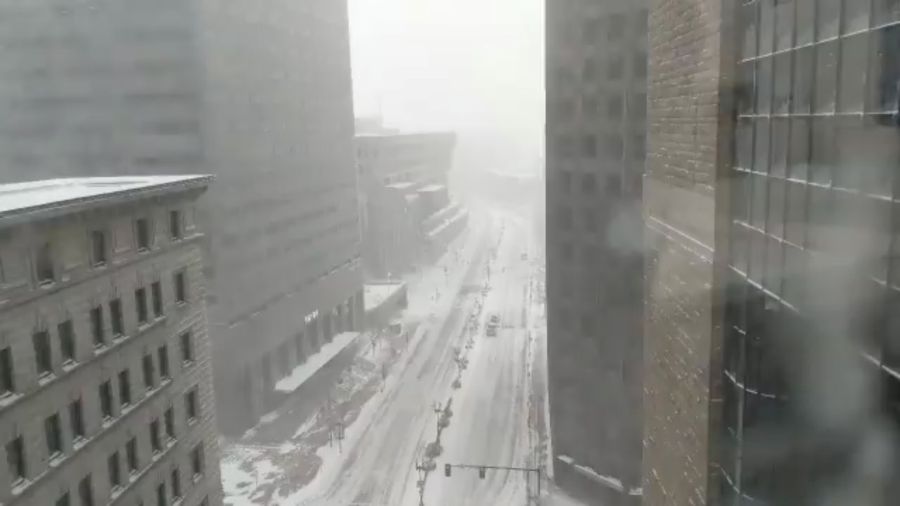 La tercera tormenta invernal de las últimas dos semanas azotó el martes el noreste de Estados Unidos con ventiscas y más de 30 centímetros de nieve en algunas partes, y ha dejado decenas de miles de casas y negocios sin electricidad. 