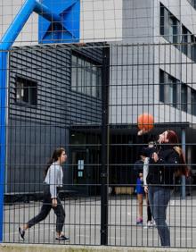 Imagen secundaria 2 - Colegios vacíos, abuelos con nietos y niños sin clase jugando en el patio, han sido las estampas de la huelga en la mayoría de las localidades.