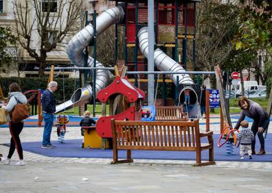 Imagen secundaria 1 - Colegios vacíos, abuelos con nietos y niños sin clase jugando en el patio, han sido las estampas de la huelga en la mayoría de las localidades.